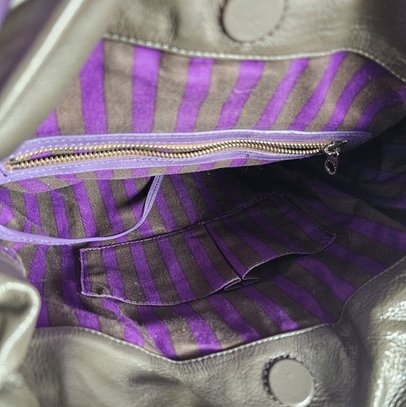 Large Marc Jacobs monograph puttering magnetic closure silver hardware. - Picture 6 of 7